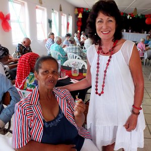 Rdl Riana de Coning is hier besig om die Kersklappers aan die bejaardes uit te deel, met Alida Wildschut wat hare ontvang  